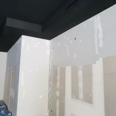 pared en proceso de pintura