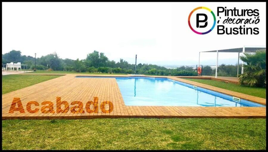 Pintures i decoració Bustins piscina con piso de madera