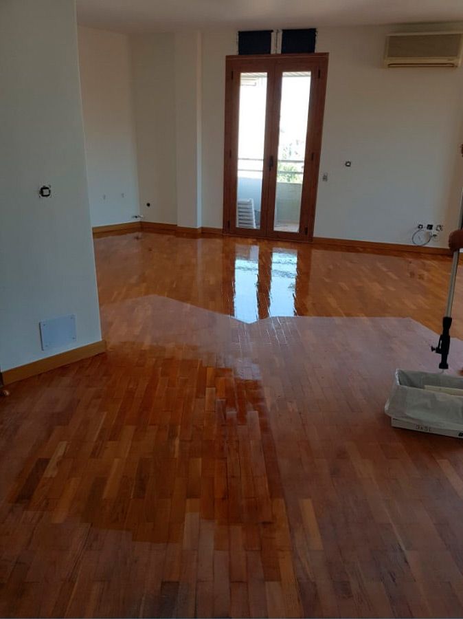 Pintures i decoració Bustins suelo de madera en proceso de barnizado