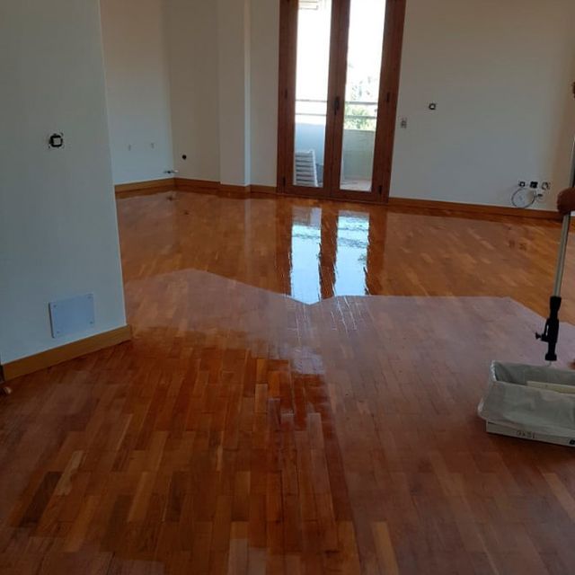 Pintures i decoració Bustins suelo de madera en proceso de barnizado