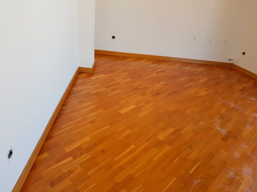 suelo de madera barnizado