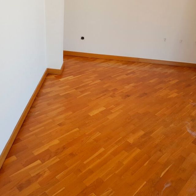 suelo de madera barnizado