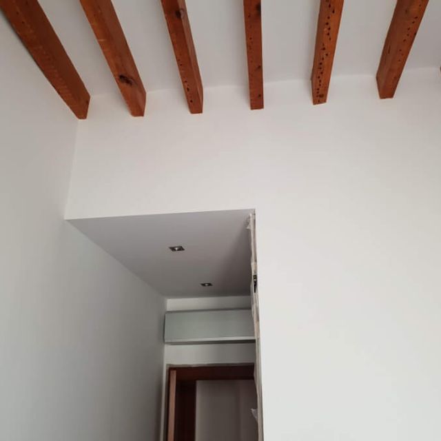 vigas pintadas en madera