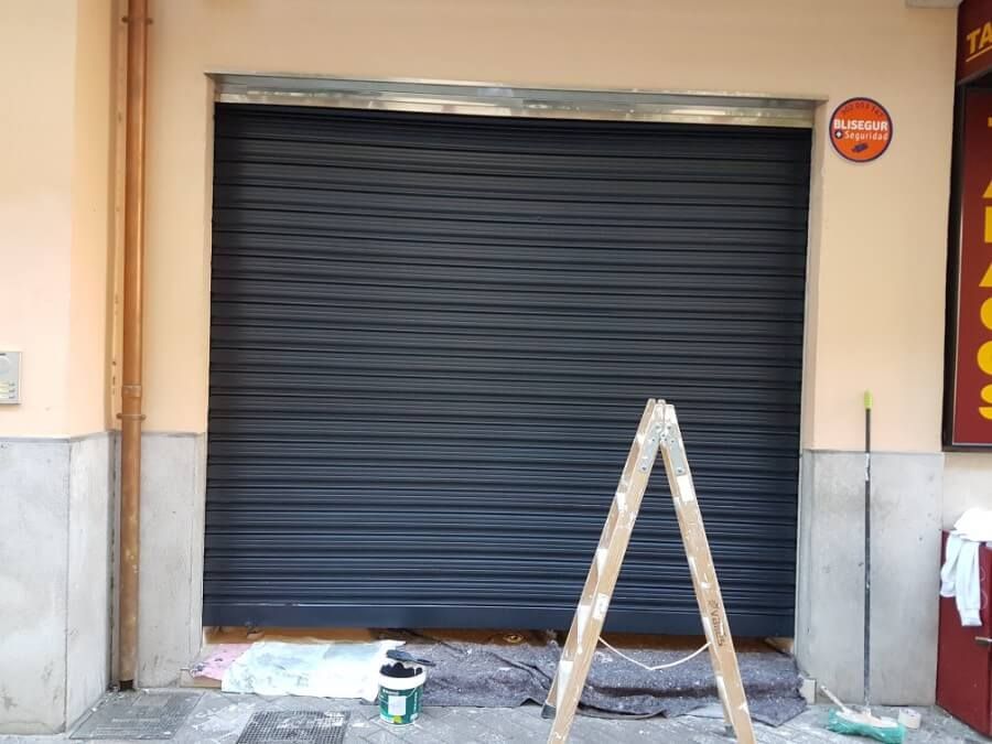 Pintures i decoració Bustins puerta de local comercial