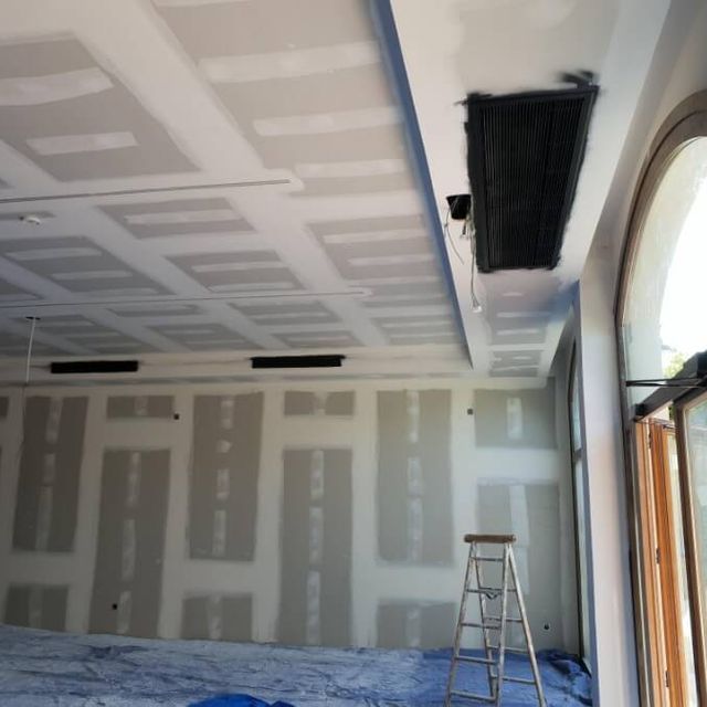 vivienda en proceso de ser pintada