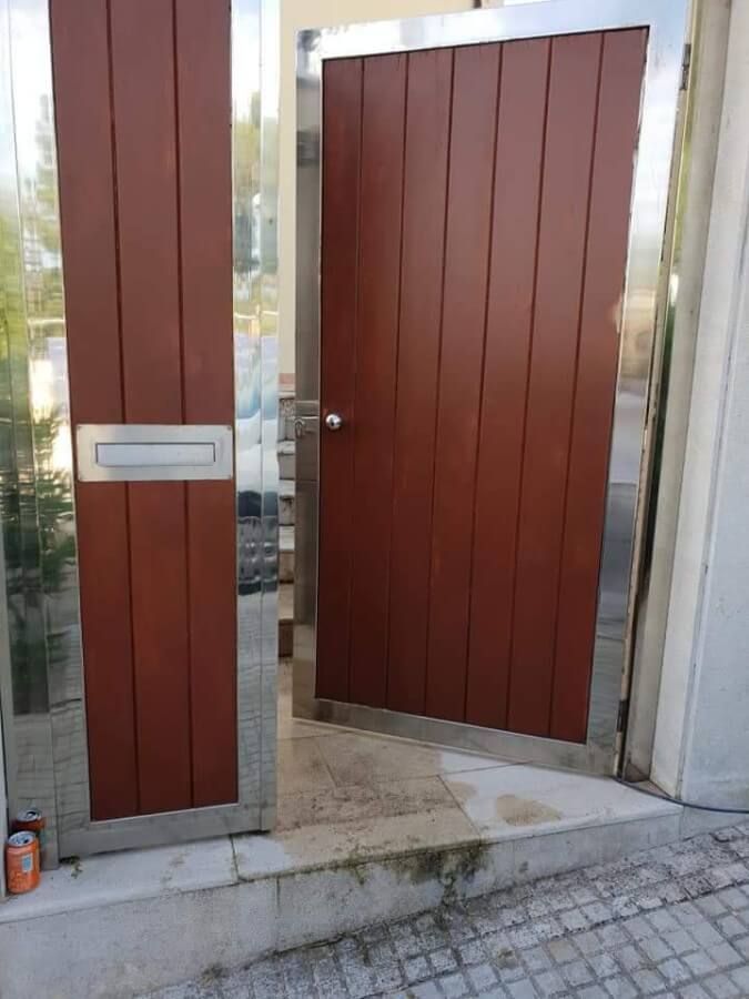 Pintures i decoració Bustins puerta exterior de vivienda abierta