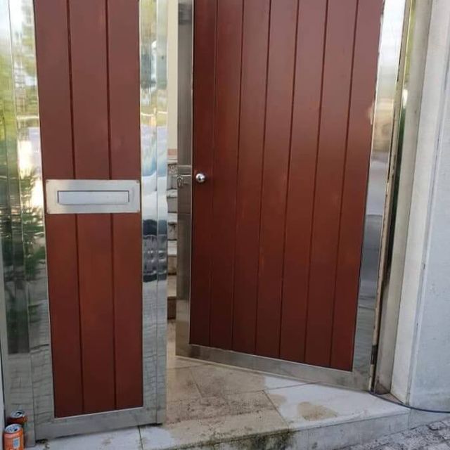 Pintures i decoració Bustins puerta exterior de vivienda abierta
