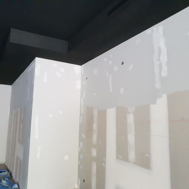 pared en proceso de pintura